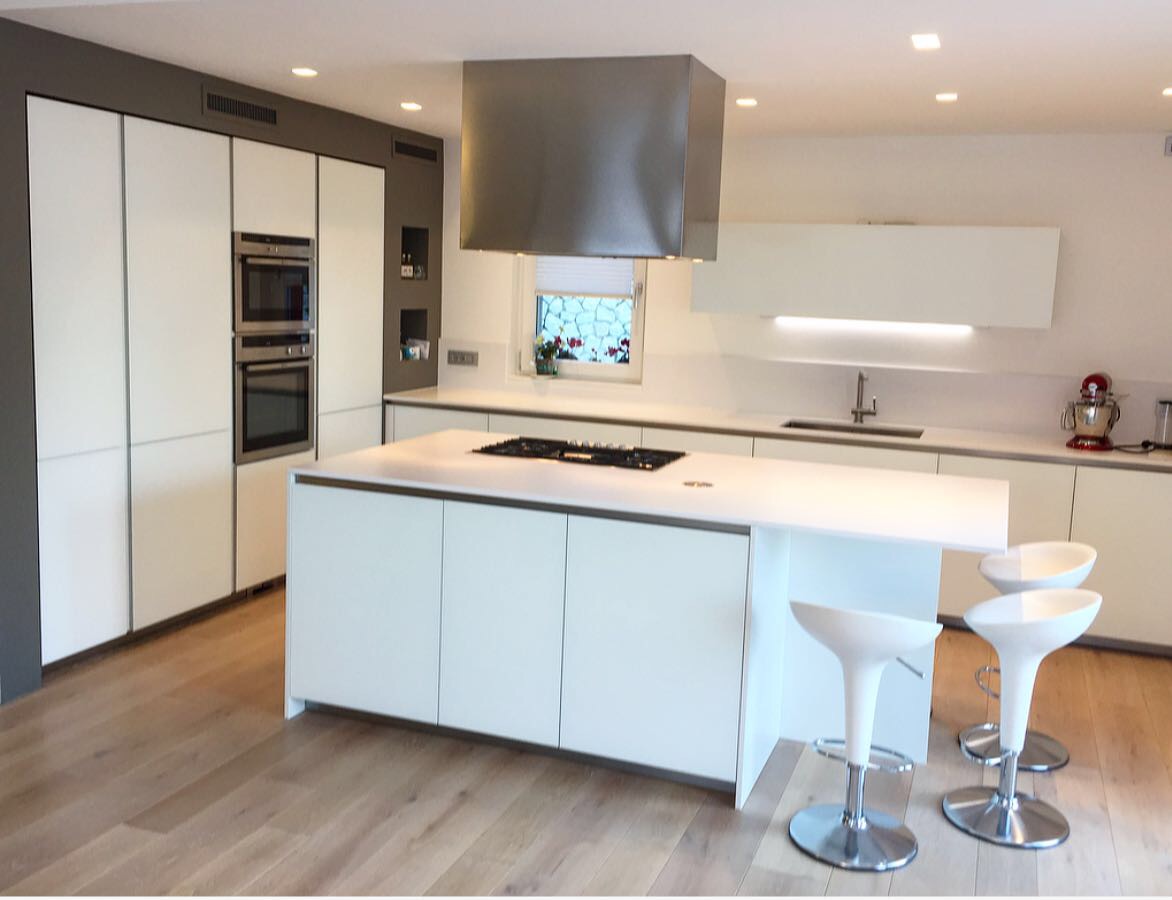 PRIVATA TRENTO cucina anta vetro opaco, piano agglomerato. Total White.