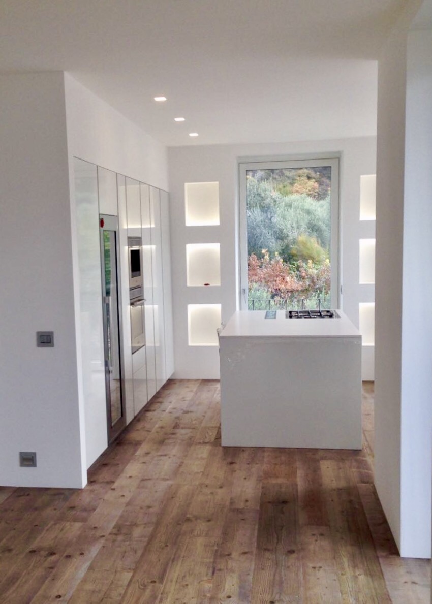 CASA PRIVATA TORBOLE VISTA LAGO cucina laccato bianco, piano silestone.