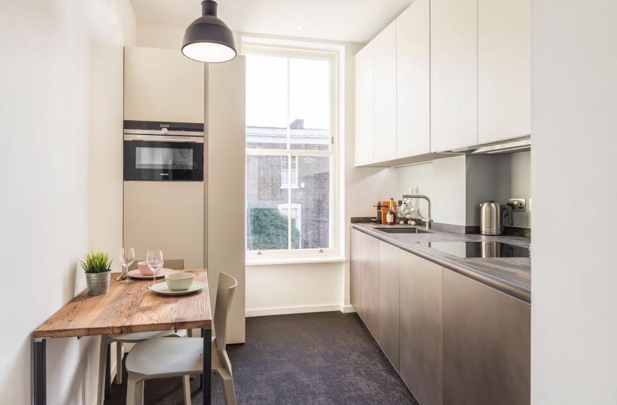 LONDRA cucina Modulnova finitura materica laccato metallo, pensili laccato bianco, piano dekton.
