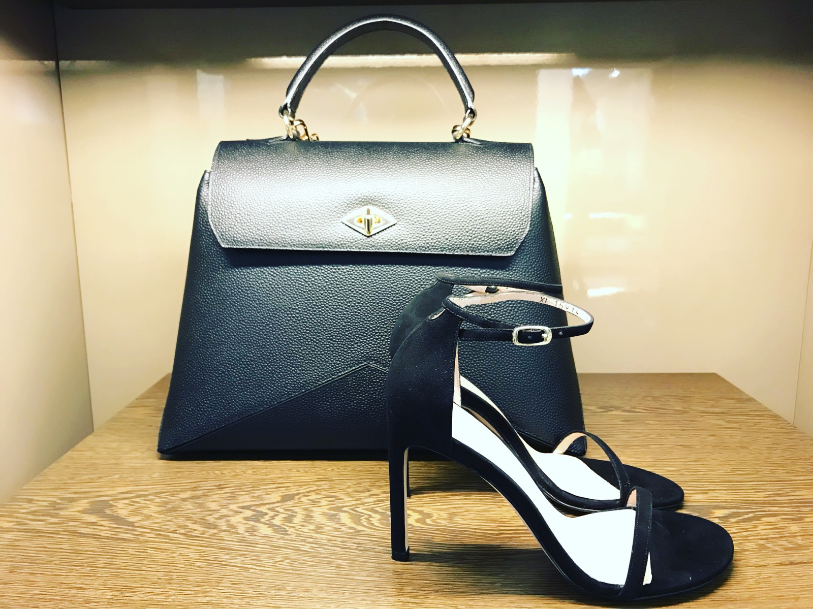 Black touch. Ballantyne & Stuart Weitzman
