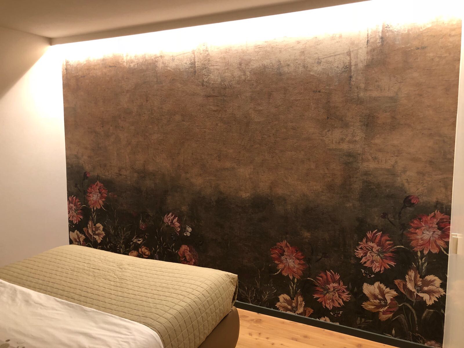 zona notte con allestimento carta da parati