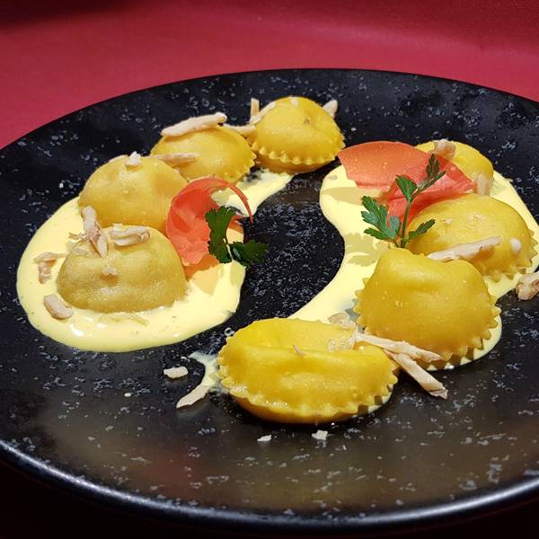 Tortelli ai formaggi della Valle di Ledro con salsa allo zafferano e noci