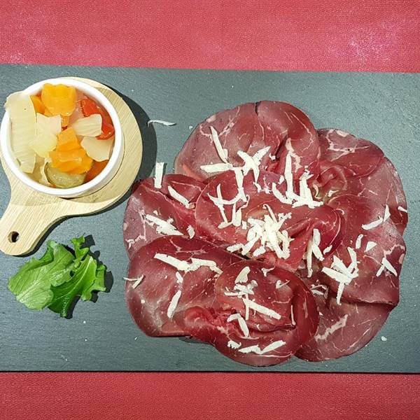 Carpaccio di bresaola com scaglie di grana