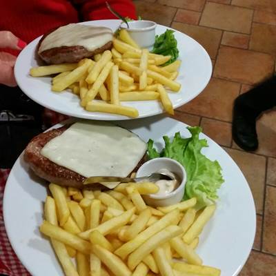 Hamburger di chiana con patatine