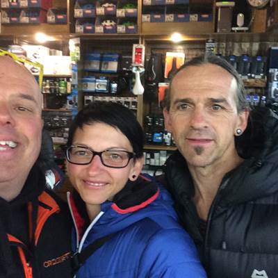 mein freund Gernot mit freundin torbole bike shop and rental gardasee