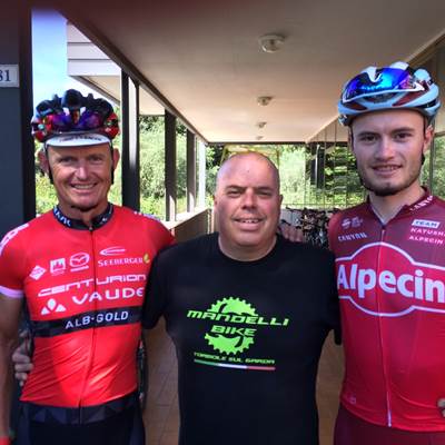 team katusha Marco Mathis zum besuch  torbole bike shop  rent a bike