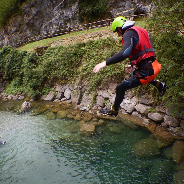 Canyoning nel magnifico torrente a Palvico