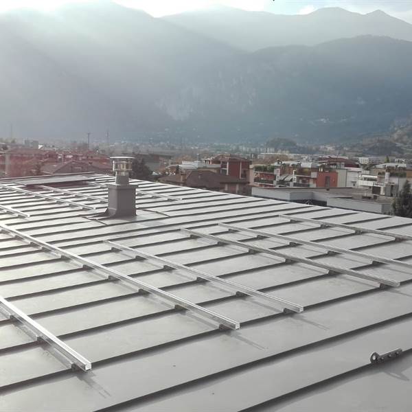 IN FASE DI LAVORAZIONE - struttura per fotovoltaico su tetto in lamiera aggraffata