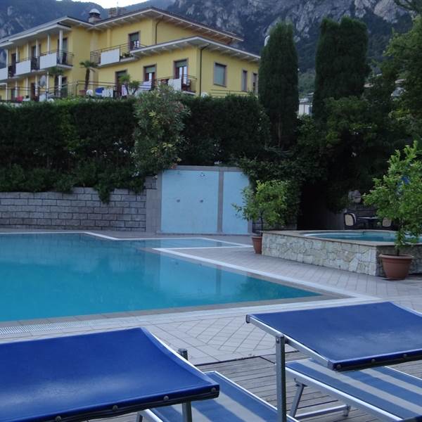 Hotel Limone - Pool