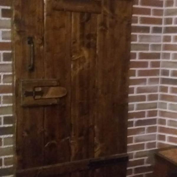 Realizzazioni | Tecnodrink Snc | Dettaglio di una porta rivestita in legno a mano
