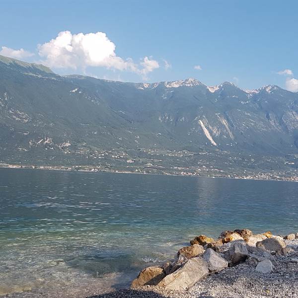 l acqua del lago e le spiaggie tranquille a  Limone