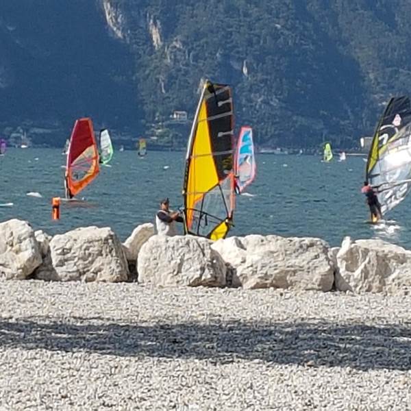 scuola di windsurf  per principianti a Limone