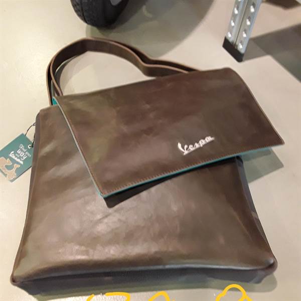 borsa Messenger ecopelle marrone con custodia tablet estraibile
