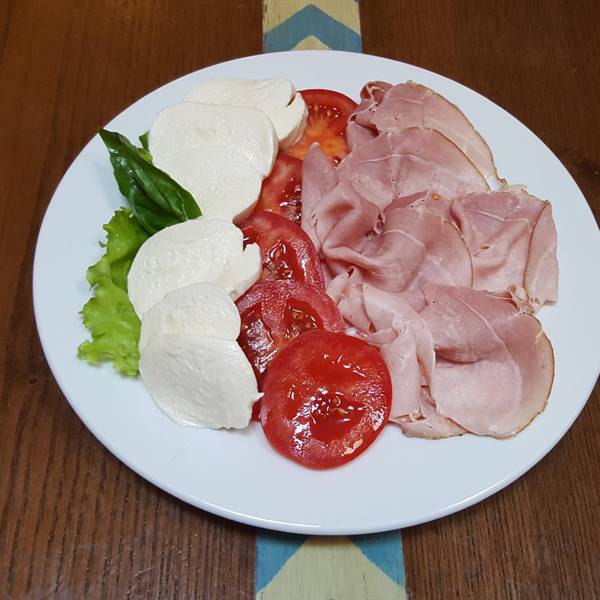 caprese con prosciutto cotto affumicato  #kapuzinerriva #rivadelgarda