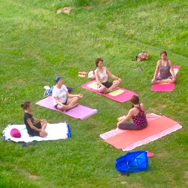oggi lezione di yoga in campagna