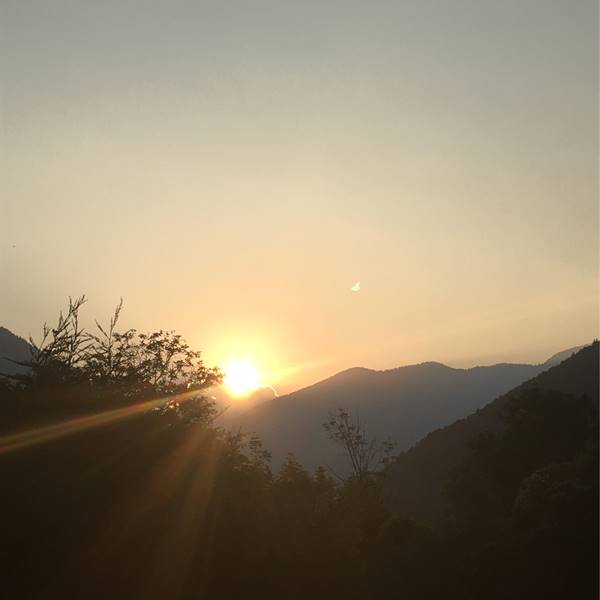 ultimo raggio di sole direttamente dalla finestra dell Hotel Mezzolago