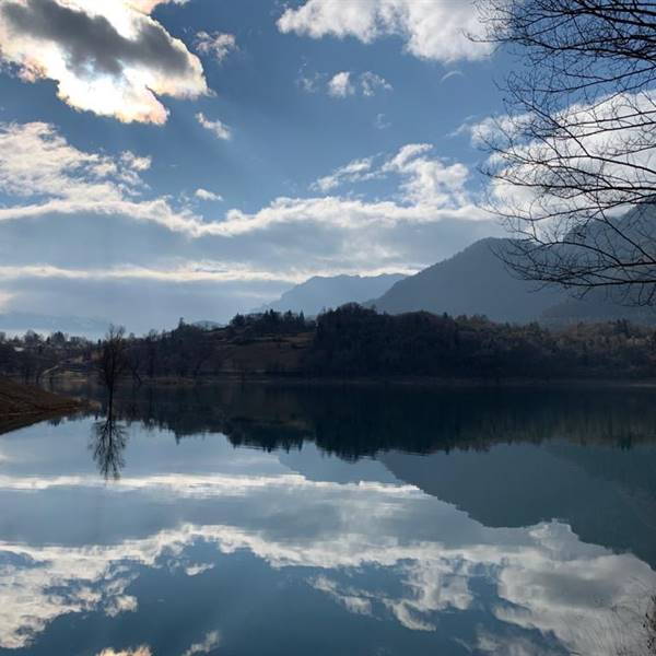 Cielo e montagne si specchiano