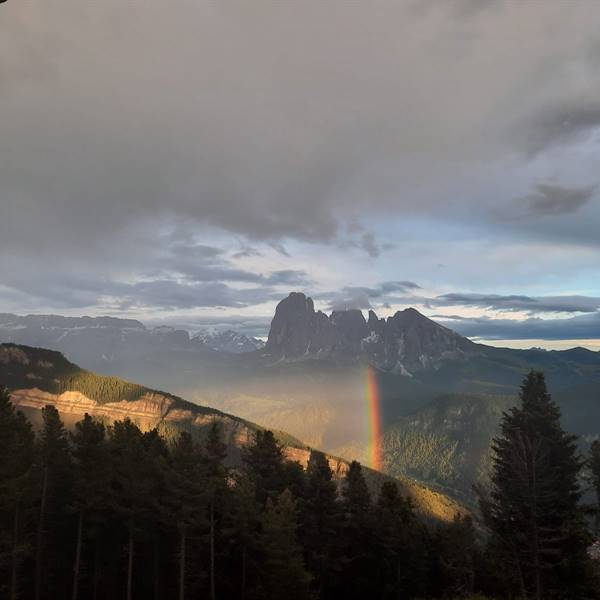 In volo sulle Dolomiti, alba del 4 luglio -  foto di Josef Reinish