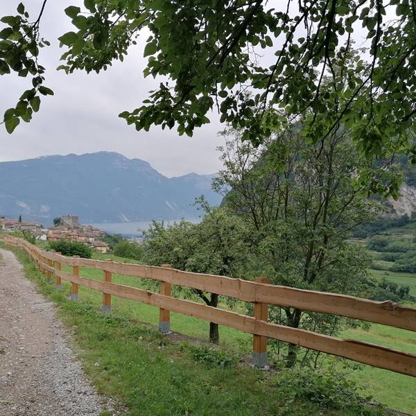 passeggiata a Tenno con vista sul lago di Garda