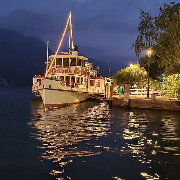 Il battello sul lago di notte