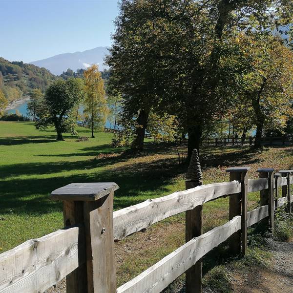 lago di Tenno in autunno