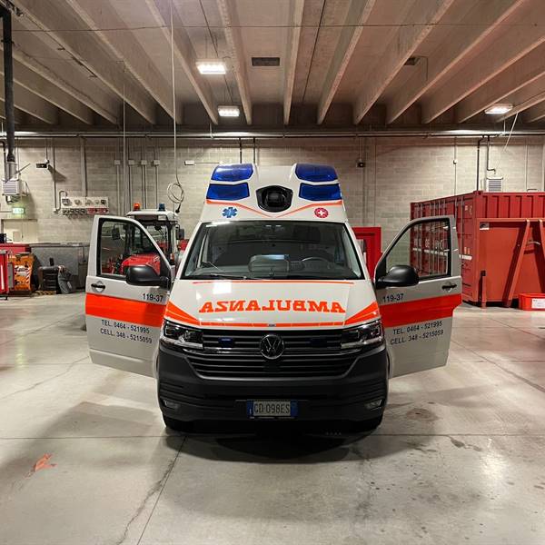 volontari presso la caserma dei vigili del fuoco di arco per mostrare l’ambulanza al gruppo allievi