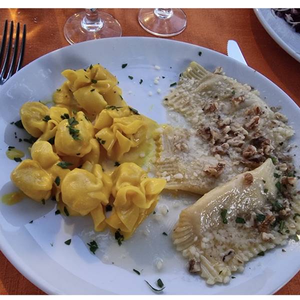 Un bis di fiocchetti allo zafferano e pere - ravioloni alle noci