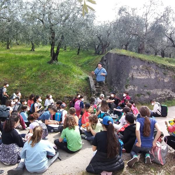 Monte Brione - Con gli studenti nei pressi di Forte Garda
