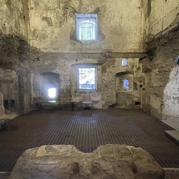 Sulle onde delle ali - La piccola sala dove si tengono anche delle rappresentazioni storiche