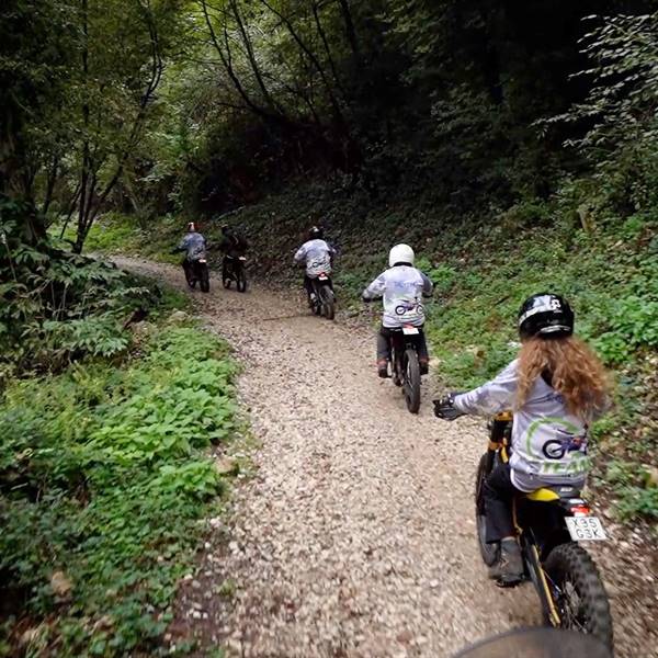 Tour guidati con moto da enduro elettriche