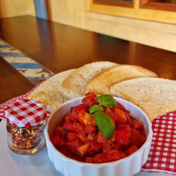 Bruschetta con pane grigliato e pomodorini. 