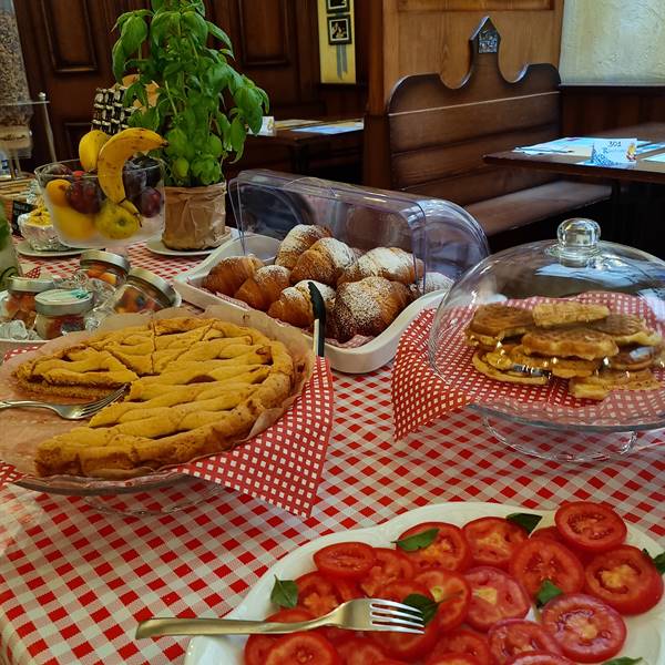 Buffet sala colazioni Hotel Vittoria #rivadelgarda #lagodigarda #colazioni #homemade
