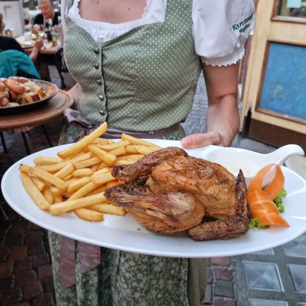 Galletto intero con patatine fritte. #mangiarbene #birreria #bavarese #ristorante #kapuziner 