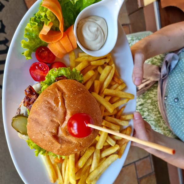 hamburger con patatine fritte #kapuziner #rivadelgarda #lagodigarda #mangiarebene