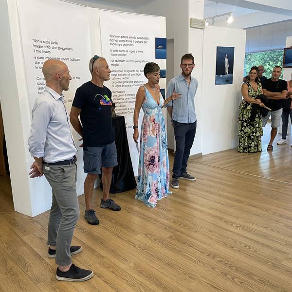 Ma tu ci vedi? - Vernissage sabato 2 settembre 2023 in Galleria Craffonara alla presenza dell'assessore comunale Lorenzo Pozzer. La curatrice Monia di Mauro presenta i due artisti al pubblico presente
