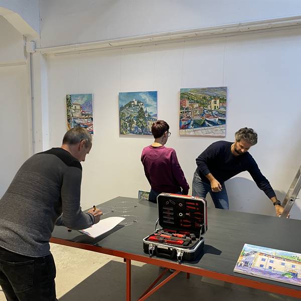 Allestimento. Di schiena l'artista William Zagonel -
