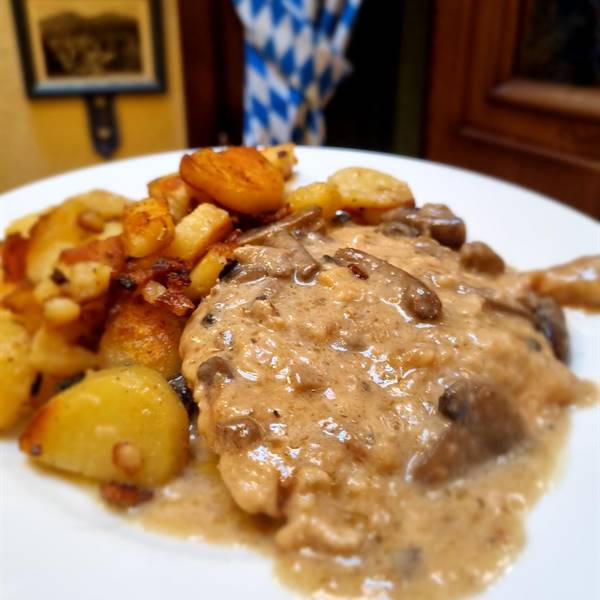 Scaloppine ai funghi con patate saltate #mangiarbene #birreria #bavarese #ristorante #kapuziner 