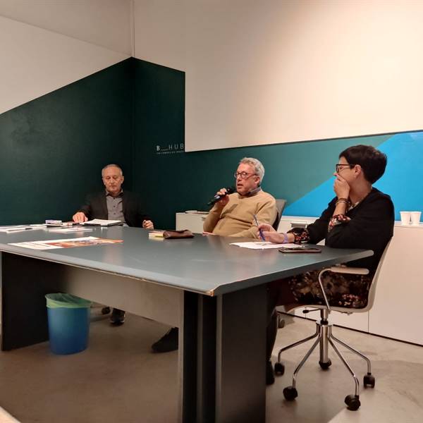 Da Adua ad Adua. Ri-vendicare Baratieri - Il tavole dei relatori/moderatori: la vice presidente di TST, la dott.ssa Monia Di Mauro, il giornalista, scrittore Ruggero Morghen e il moderatore dell'incontro, il giornalista Claudio Chiarani