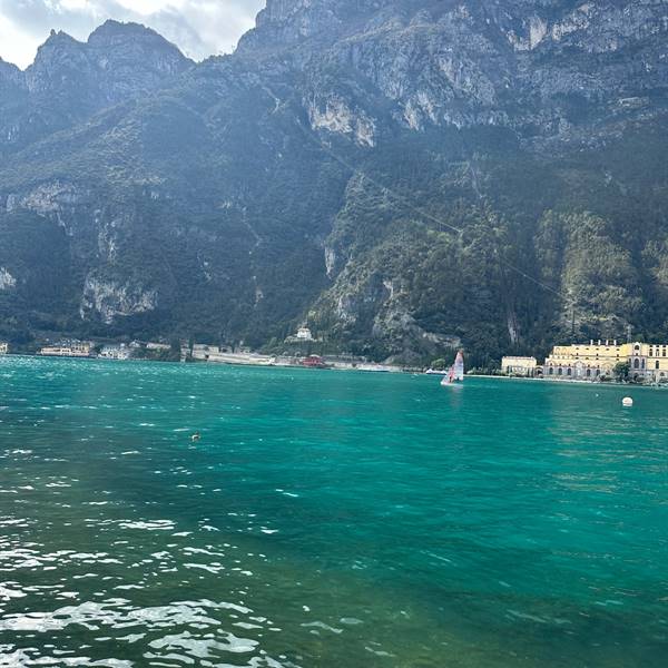 Gallery | Albergo Pieve | passeggiata lungolago Garda