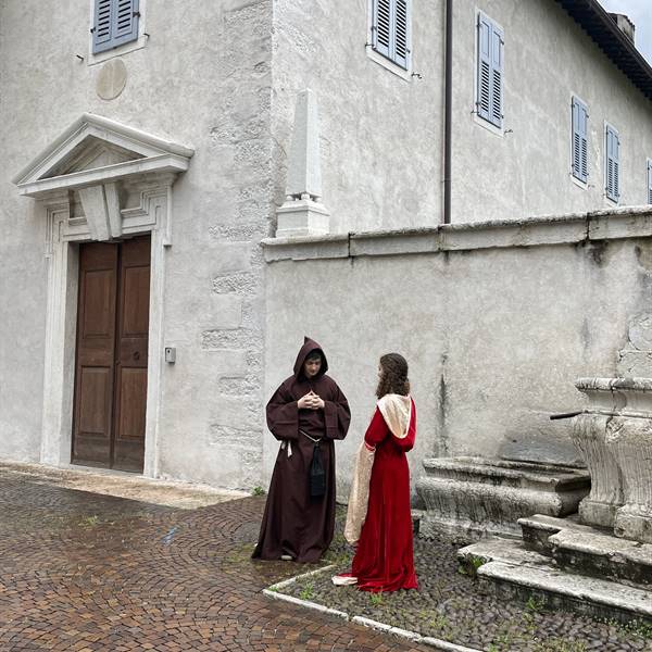 Riva Mysteriosa - Trentino Storia Territorio vi racconta Riva del Garda come non l'avete mai conosciuta. Un'esperienza resa possibile grazie all'accodo con l'APT Garda Dolomiti. Tutte le info qui: https://www.gardatrentino.it/it/experience/riva-misteriosa_9401 
