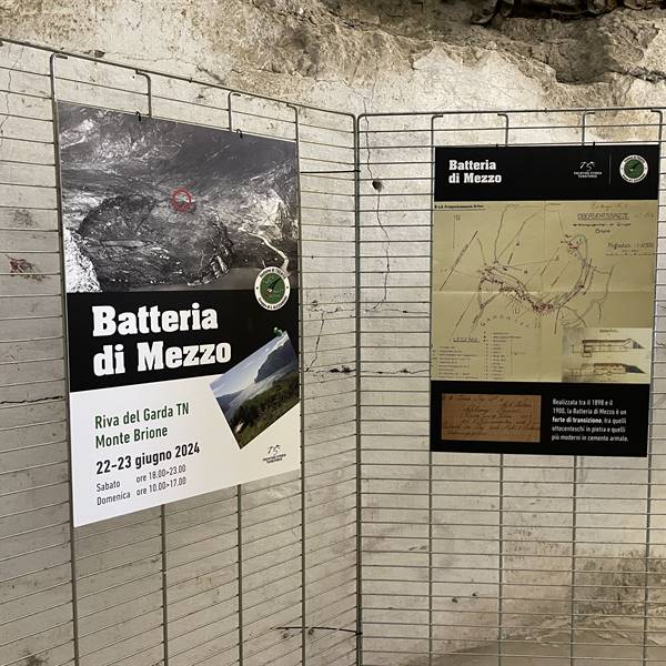 Batteria di Mezzo - Il Forte Batteria di Mezzo sul Monte Brione ospita nella due giornate di sabato 22 e domenica 23 giugno la mostra dedicata. Situata sul Sentiero della Pace  fu costruita fra il 1898 e il 1900. Forte di terza generazione, una parte è in pietre squadrate (granito) mentre la copertura è in calcestruzzo. Poteva ospitare 100/150 uomini e serviva a controllare la zona di Nago e della foce del fiume Sarca.