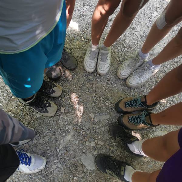 Con i ragazzi dell'Oratorio di Varone a S. Pietro - 72 i piedi che oggi hanno camminato sulle orme della storia. Tema del giorno? I pirati !!! Ma abbiamo parlato anche di contrabbandieri, di Zanzanu' e del Castrin, in qualche modo "briganti" di casa nostra. Oratorio di Varone, in quel di San Pietro. Fatevele raccontare dai ragazzi le storie, sono stati attenti.