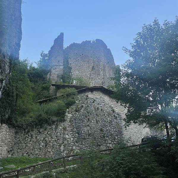 Castel Corno, Isera, frazione Lenzima - Alcune immagini del castello e del racconto a cura di Fra Terno, del cavaliere e della sua dama. Si ringrazia il Comune per l'occasione e per il cortese rinfresco finale. Castel Corno, uno dei gioielli di questa "terra magica!"