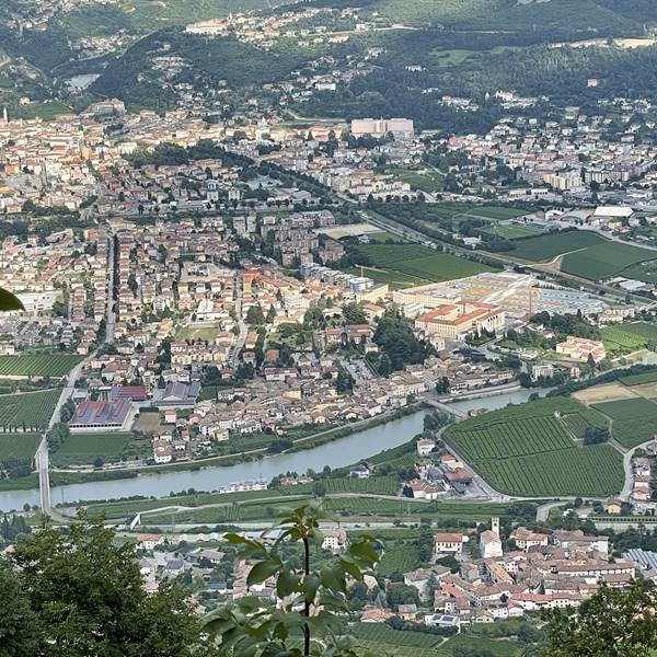 Castel Corno, Isera, frazione Lenzima - La vista sulla valle sottostante e Rovereto