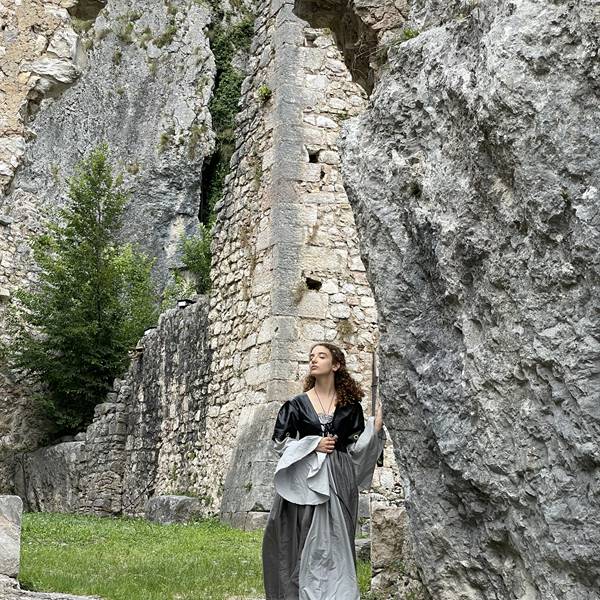 Castel Corno, Isera, frazione Lenzima - La dama