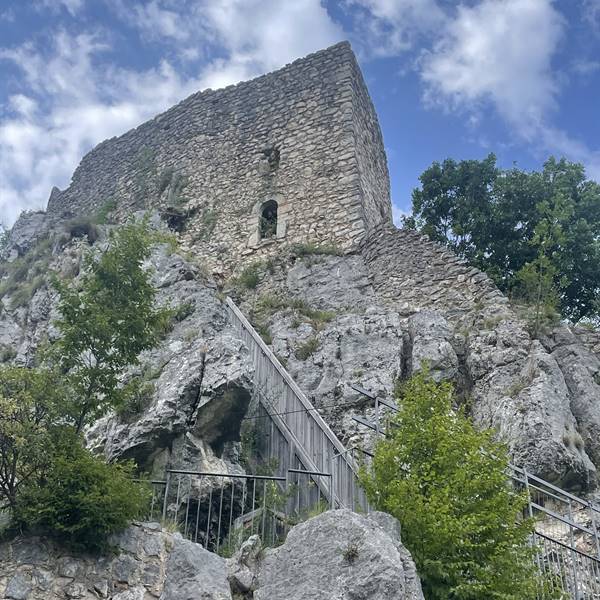 Castel Corno, Isera, frazione Lenzima - Il torrione (purtroppo inaccessibile a causa della scala d'accesso pericolante. Peccato...