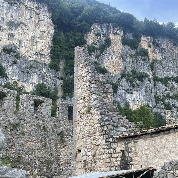 Castel Corno, Isera, frazione Lenzima - Le mura merlate, uno spettacolo! Il complesso di merli sulla parte sommitale del castello e dei corpi di guardia!