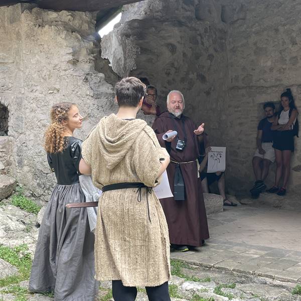 Castel Corno, Isera, frazione Lenzima - Il racconto "Terra magica" con Dama e Cavaliere attenti ascoltatori!