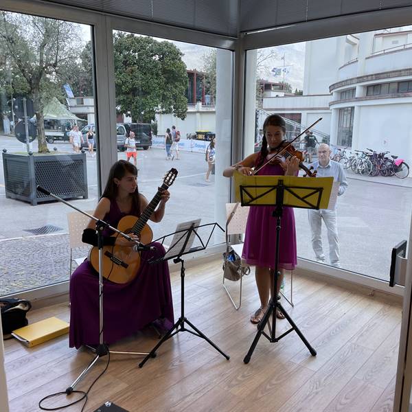 L'imperfetta perfezione dell'umana divinità - Le sorelle Toller, Teresa e Rosa, hanno allietato gli ospiti durante l'inaugurazione