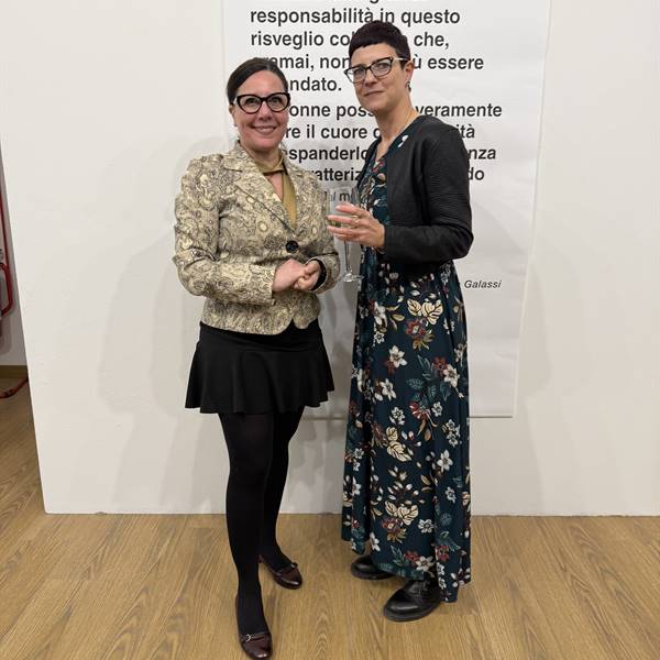 Senti chi sei. Il senso della bellezza - Giulia Galassi e Monia di Mauro, rispettivamente da sinistra a destra l'artista e la curatrice della mostra